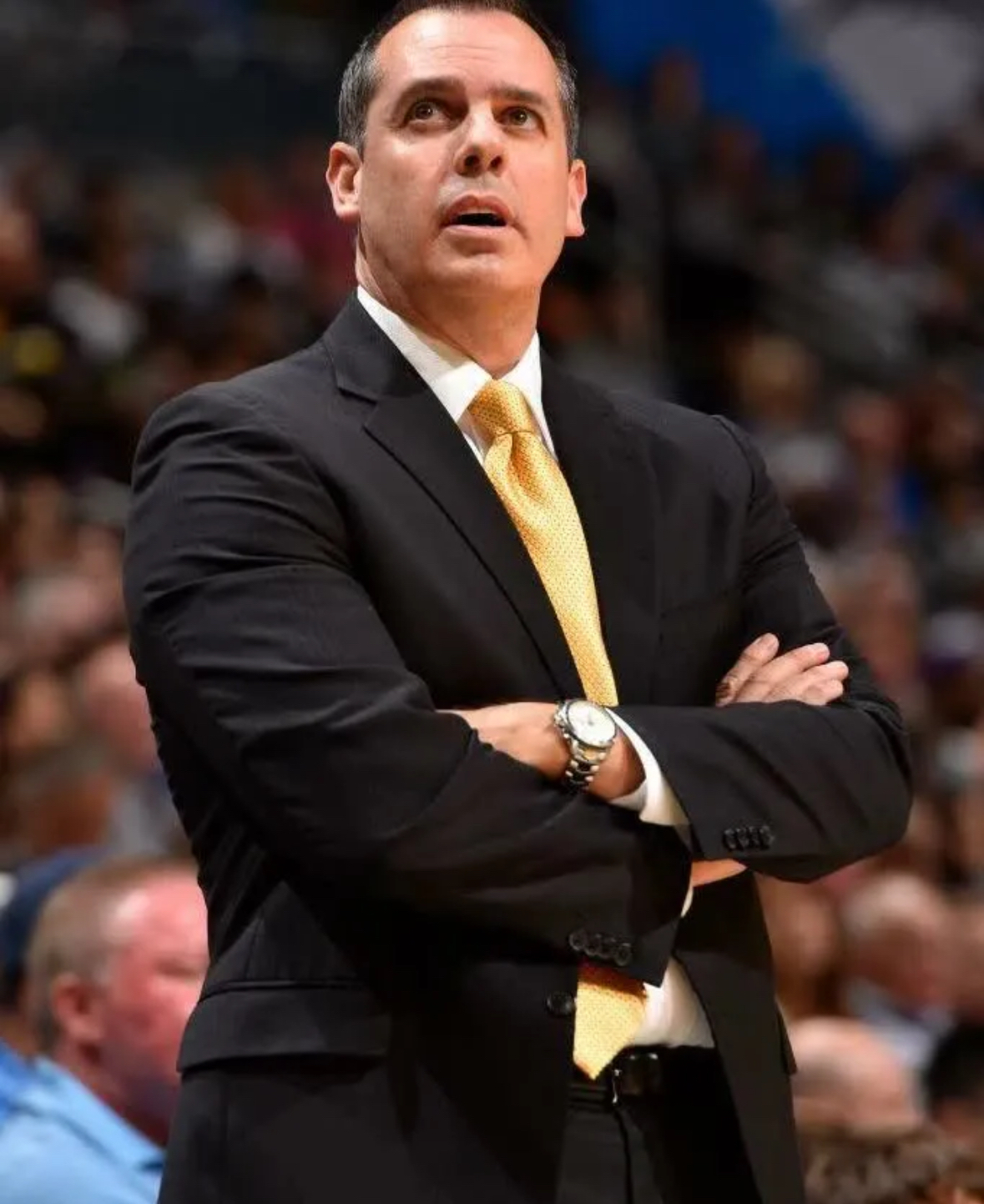  今晨斯图加特调整名单以备欧篮联，战术微调环节打磨，质疑声仍在，临场指挥获称赞