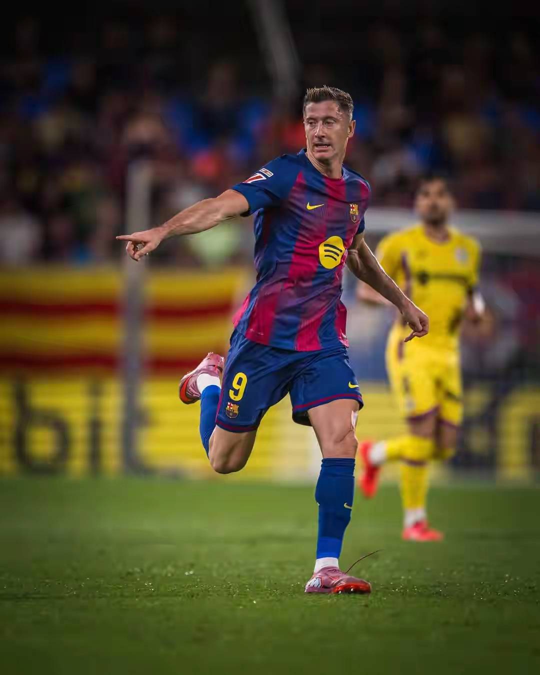 包含CBA季后赛赛程吃紧，阿森纳转会期刷新队史纪录，球迷炸锅，更衣室氛围转暖的词条