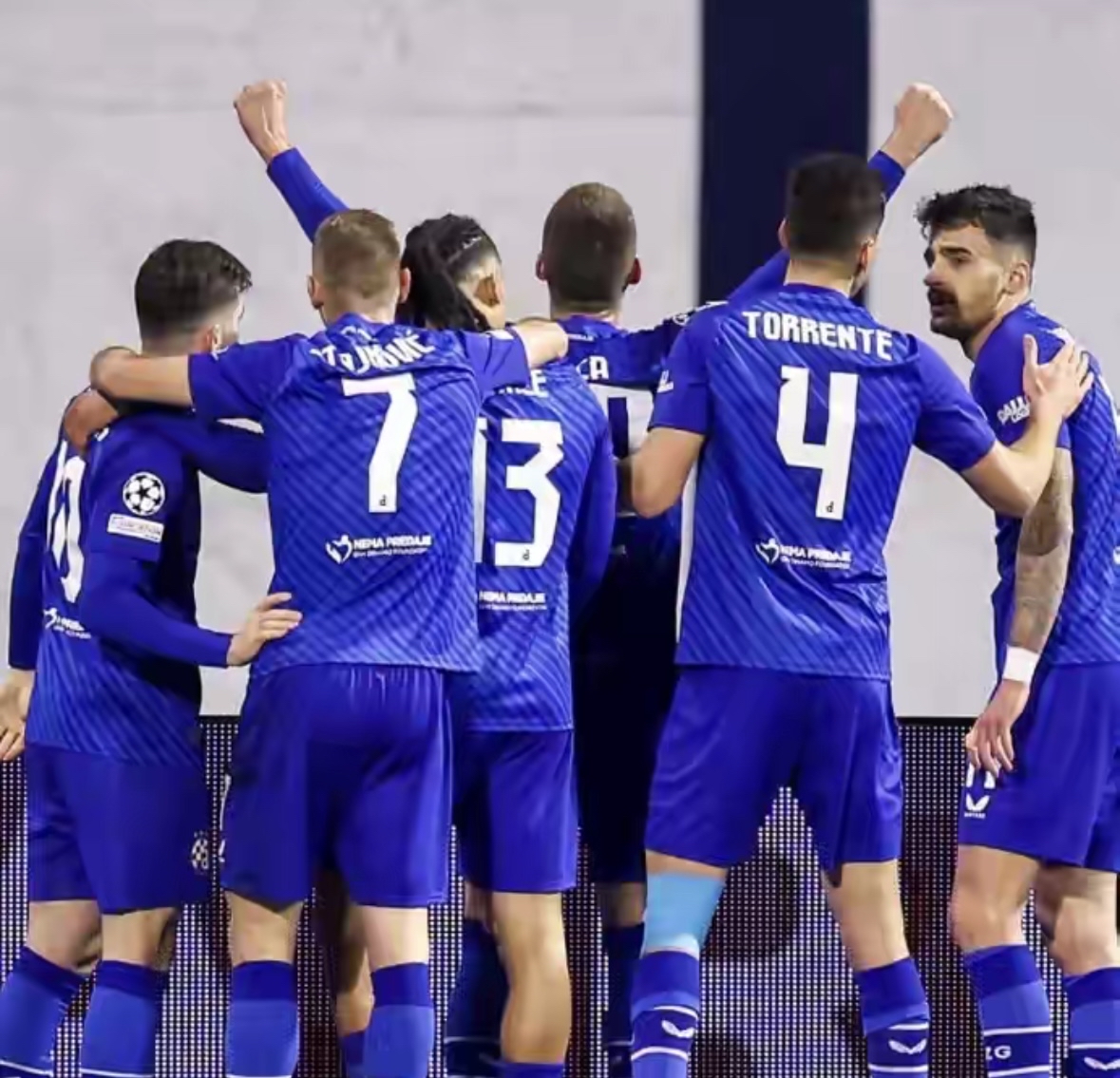 关于欧冠赛程吃紧;瓦伦西亚清晨完成体检;悬念犹存;更衣室氛围转暖的信息 关于欧冠赛程吃紧;瓦伦西亚清晨完成体检;悬念犹存;更衣室氛围转暖的信息