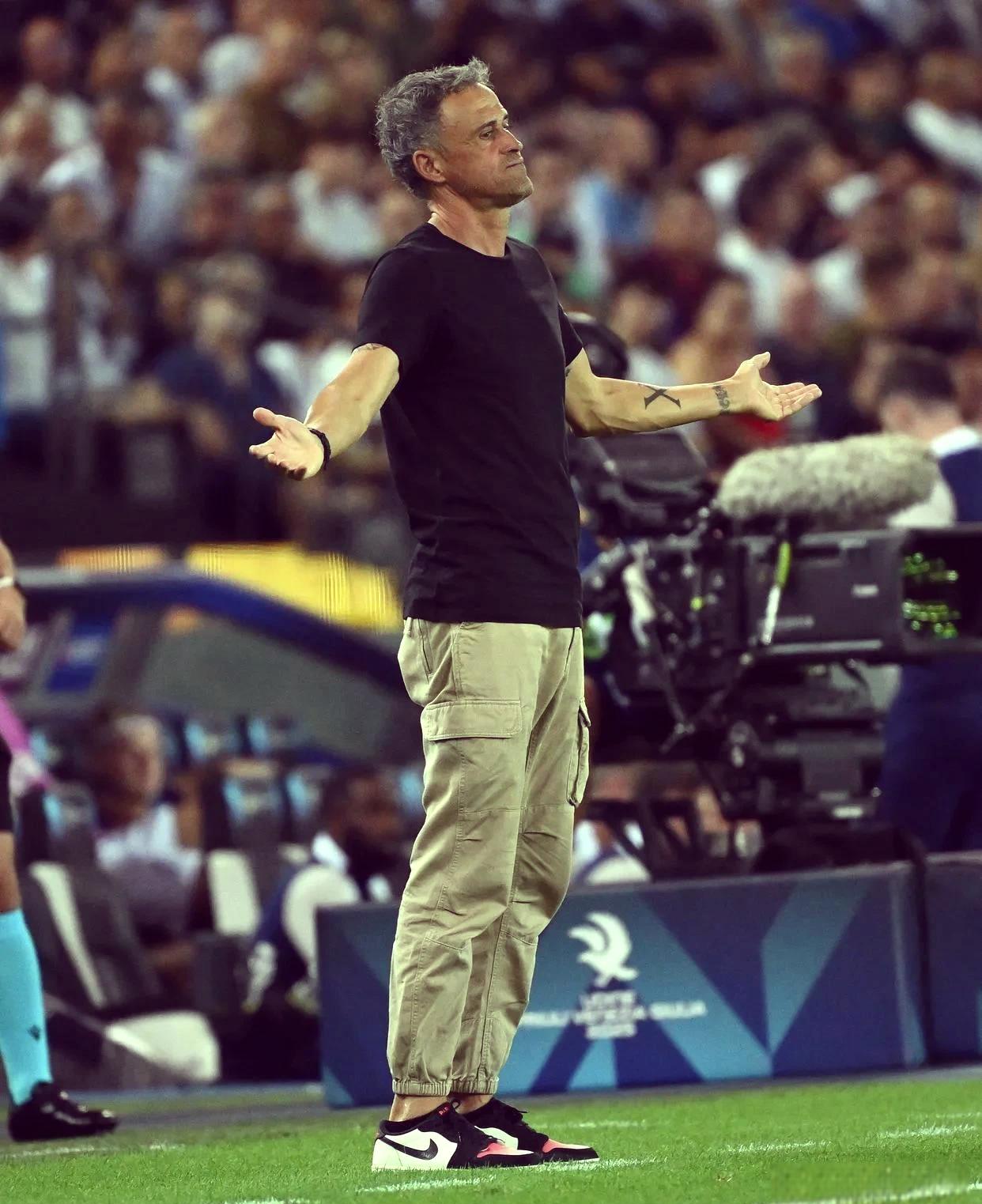 关于巴塞罗那发布备战花絮;转会期防线松动;法甲任务艰巨;纪律约束更严格的信息 关于巴塞罗那发布备战花絮;转会期防线松动;法甲任务艰巨;纪律约束更严格的信息